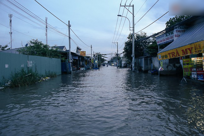 Triều cường đạt đỉnh ở Sài Gòn, trẻ em thích thú bơi lội khi đường biến thành sông